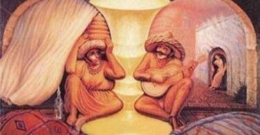 Nuovo test visivo: chi siamo ? Scopriamolo guardando l’immagine e focalizzandoci su cosa abbiamo visto per prima: ci sono ben cinque opzioni Test immagine: quale vedi per prima ? Immagine test Nuovo appuntamento con un test visivo. Anche questa è un’immagine usata in vari test di psicologia, scopriamone il significato. All’interno dello stesso dipinto, è possibile vedere ben cinque elementi, ma conta solo quello che per primo ha catturato la nostra attenzione. A proposito, ci sono anche test più divertenti, come ad esempio quello legato ai personaggi Disney. Leggi anche: Capodanno 2020: i migliori outfit alla moda per essere sempre al top Test: cosa noti per prima in questa immagine ? Test immagine: quale vedi per prima ? Come già specificato, stavolta le opzioni sono ben cinque. Cinque diverse figure racchiuse in una sola immagine, ma l’occhio umano, ne cattura specialmente uno, a primo impatto. Andiamo a scoprire chi siamo realmente, a seconda dell’immagine che abbiamo percepito per prima tra le varie opzioni. Ecco cosa ci dice questo test: Se abbiamo visto una coppia di anziani: Essendo il punto principale dell’immagine completa, quella della coppia di anziani ci indica la nostra capacità di focalizzarci subito sui nostri obiettivi, anche nelle situazioni più burrascose. Attenzione però, perché siamo anche piuttosto impulsivi e qualche volta potremmo essere indotti all’errore, dalla nostra voglia di avere tutto subito. Se abbiamo visto un calice d’oro: A dividere i volti dei due anziani c’è uno spazio giallo, in realtà un calice dorato. Se abbiamo visto questo elemento prima di tutti, allora amiamo essere al centro, proprio come la coppa d’oro, quindi siamo tipi abbastanza eccentrici ed a cui piace attirare l’attenzione. Il calice è tra le cose meno notate e se siamo stati così bravi a non farcelo sfuggire, andando su di essa per prima, siamo delle persone a cui piace andare fuori dagli schemi. Se abbiamo visto due messicani: Il viso degli anziani è formato da due messicani che riposano seduti, mentre uno dei due suona una tipica canzoncina del paese. Se è quella l’immagine notata per prima, siamo dei tipi a cui piace stare poco in prima linea ed abbastanza introversi. Solo se c’è bisogno di esprimere la nostra opinione, insomma, interverremo in una discussione. Se abbiamo visto la donna che esce dal portone: Il fondo destro dell’immagine, ci regala una donna che esce dal portone, sotto un arco bianco. Quella, è l’immagine dell’insicurezza. Insicurezza che ci portiamo dietro anche nelle relazioni: vogliamo sempre essere sicuri che tutto ciò che facciamo non possa ferirci e non ci tuffiamo mai in una nuova amicizia o relazione, al primo colpo. Se abbiamo visto il vaso sulla testa del messicano: Se un messicano suona la chitarra, l’altro, porta un vaso, apparentemente pesante, sulla testa. Averlo notato per primo, può voler dire che siamo delle persone un po’ schive, che preferiscono farsi notare quanto meno possibile. Amiamo osservare a fondo le situazioni, per poi elargire le nostre idee al riguardo, soltanto alle persone che riteniamo davvero meritevoli della cosa.